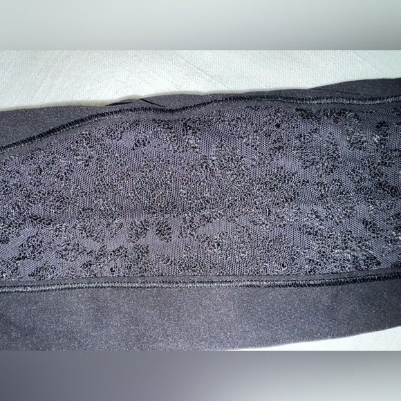 LIKE NEW SIZE 4 28 INCH LULULEMON LEGGINGS LOT PINK AND BLACK WITH LACE - Picture 6 of 6